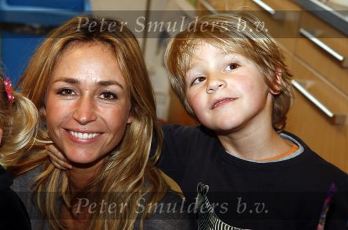 Uithoorn 23 januari 2008
Wendy v Dijk met Sem en broer Mike voorlezen tijdens de nationale vorleesdag  bij de speeldoos.