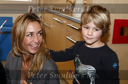 Uithoorn 23 januari 2008
Wendy v Dijk met Sem en broer Mike voorlezen tijdens de nationale vorleesdag  bij de speeldoos.
Peter Smulders bv