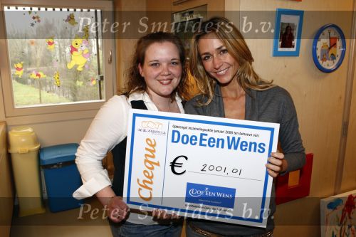 Uithoorn 23 januari 2008
Wendy v Dijk met Sem en broer Mike voorlezen tijdens de nationale vorleesdag  bij de speeldoos.