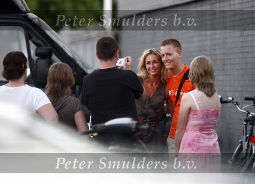 Amsterdam 24 juli 2008
Wendy v Dijk met fans bij de kookfabriek waar rtl een presentatie had.