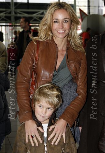 Rotterdam 25 november 2007
Wendy v Dijk met Sem moeder en broer Mike met kinderen en vriendin bij het feest van sinterklaas in ahoy.
