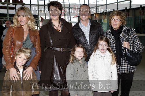 Rotterdam 25 november 2007
Wendy v Dijk met Sem moeder en broer Mike met kinderen en vriendin bij het feest van sinterklaas in ahoy.