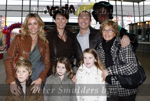 Rotterdam 25 november 2007
Wendy v Dijk met Sem moeder en broer Mike met kinderen en vriendin bij het feest van sinterklaas in ahoy.