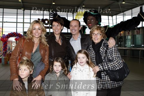 Rotterdam 25 november 2007
Wendy v Dijk met Sem moeder en broer Mike met kinderen en vriendin bij het feest van sinterklaas in ahoy.