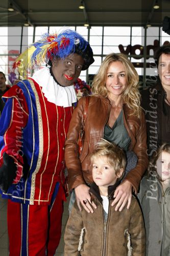 Rotterdam 25 november 2007
Wendy v Dijk met Sem moeder en broer Mike met kinderen en vriendin bij het feest van sinterklaas in ahoy.