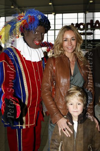 Rotterdam 25 november 2007
Wendy v Dijk met Sem moeder en broer Mike met kinderen en vriendin bij het feest van sinterklaas in ahoy.