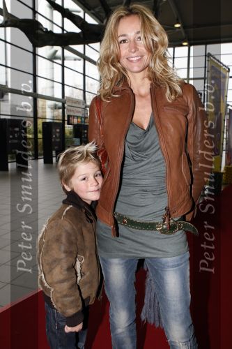 Rotterdam 25 november 2007
Wendy v Dijk met Sem moeder en broer Mike met kinderen en vriendin bij het feest van sinterklaas in ahoy.