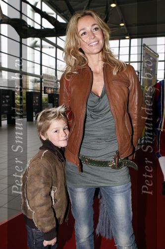 Rotterdam 25 november 2007
Wendy v Dijk met Sem moeder en broer Mike met kinderen en vriendin bij het feest van sinterklaas in ahoy.