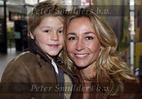 Rotterdam 25 november 2007
Wendy v Dijk met Sem moeder en broer Mike met kinderen en vriendin bij het feest van sinterklaas in ahoy.
