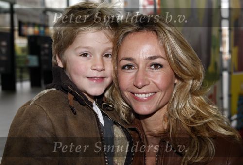 Rotterdam 25 november 2007
Wendy v Dijk met Sem moeder en broer Mike met kinderen en vriendin bij het feest van sinterklaas in ahoy.