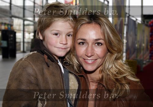 Rotterdam 25 november 2007
Wendy v Dijk met Sem moeder en broer Mike met kinderen en vriendin bij het feest van sinterklaas in ahoy.