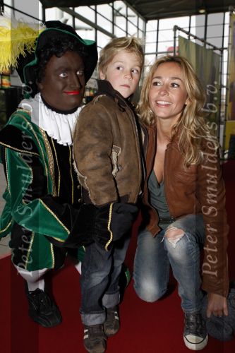 Rotterdam 25 november 2007
Wendy v Dijk met Sem moeder en broer Mike met kinderen en vriendin bij het feest van sinterklaas in ahoy.