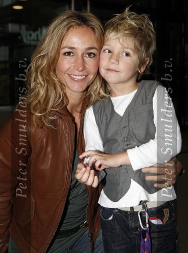 Rotterdam 25 november 2007
Wendy v Dijk met Sem moeder en broer Mike met kinderen en vriendin bij het feest van sinterklaas in ahoy.