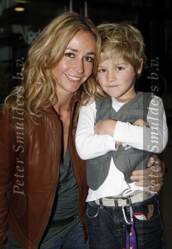 Rotterdam 25 november 2007
Wendy v Dijk met Sem moeder en broer Mike met kinderen en vriendin bij het feest van sinterklaas in ahoy.