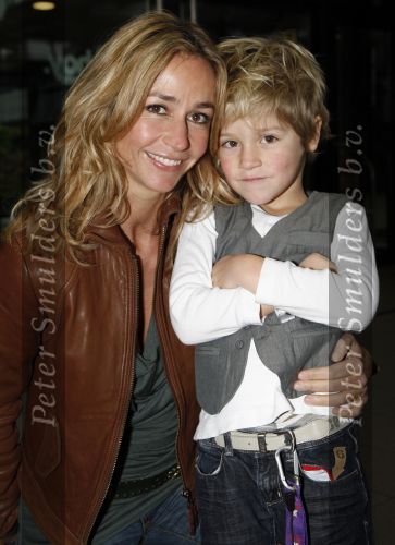 Rotterdam 25 november 2007
Wendy v Dijk met Sem moeder en broer Mike met kinderen en vriendin bij het feest van sinterklaas in ahoy.