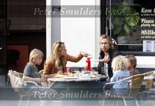 Weesp 27 april 2008
Wendy v Dijk met Sem en Chris zegers met.. zitten op terras iets te eten .
Peter Smulders bv