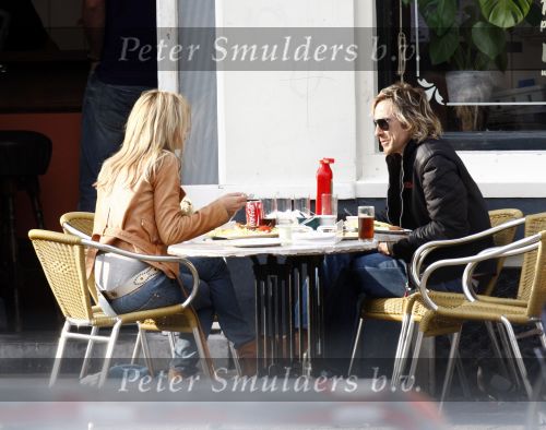 Weesp 27 april 2008
Wendy v Dijk met Sem en Chris zegers met.. zitten op terras iets te eten .
Peter Smulders bv