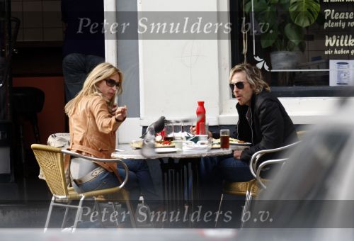 Weesp 27 april 2008
Wendy v Dijk met Sem en Chris zegers met.. zitten op terras iets te eten .
Peter Smulders bv
