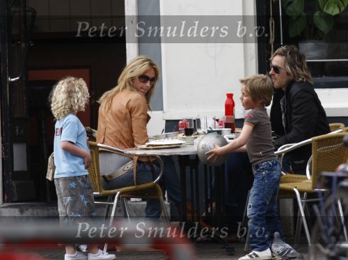 Weesp 27 april 2008
Wendy v Dijk met Sem en Chris zegers met.. zitten op terras iets te eten .
Peter Smulders bv