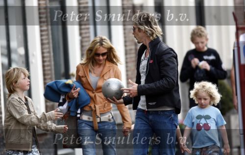 Weesp 27 april 2008
Wendy v Dijk met Sem en Chris zegers met.. zitten op terras iets te eten .
Peter Smulders bv