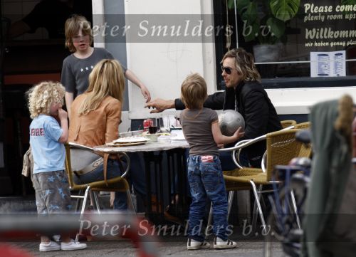 Weesp 27 april 2008
Wendy v Dijk met Sem en Chris zegers met.. zitten op terras iets te eten .
Peter Smulders bv