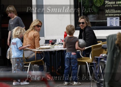 Weesp 27 april 2008
Wendy v Dijk met Sem en Chris zegers met.. zitten op terras iets te eten .
Peter Smulders bv