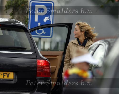 Hilversum 29 juni 2007
Xander de Buisonje Wendy v Dijk zoontje Sem en de moeder van Wendy v Dijk bij Mc Donalds in Hilversum.