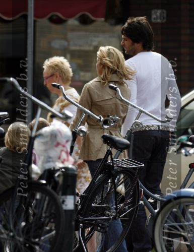 Hilversum 29 juni 2007
Xander de Buisonje Wendy v Dijk zoontje Sem en de moeder van Wendy v Dijk bij Mc Donalds in Hilversum.