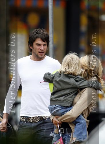 Hilversum 29 juni 2007
Xander de Buisonje Wendy v Dijk zoontje Sem en de moeder van Wendy v Dijk bij Mc Donalds in Hilversum.
Peter Smulders bv