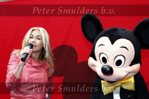 Amsterdam 28 april 2009
Wendy v Dijk opent etalage bij de bijenkorf met alle mickey Mouse oren voor aktie tbv doe een wens. Sem en haar broek Mike zijn erbij aanwezig.
Peter Smulders bv
