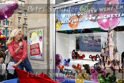 Amsterdam 28 april 2009
Wendy v Dijk opent etalage bij de bijenkorf met alle mickey Mouse oren voor aktie tbv doe een wens. Sem en haar broek Mike zijn erbij aanwezig.
Peter Smulders bv