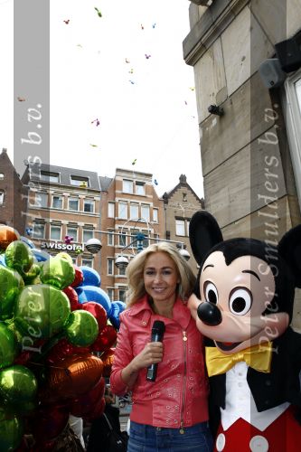 Amsterdam 28 april 2009
Wendy v Dijk opent etalage bij de bijenkorf met alle mickey Mouse oren voor aktie tbv doe een wens. Sem en haar broek Mike zijn erbij aanwezig.
Peter Smulders bv