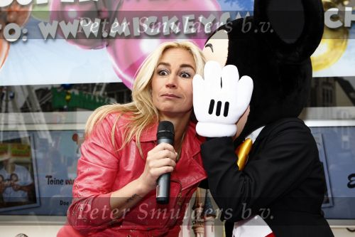 Amsterdam 28 april 2009
Wendy v Dijk opent etalage bij de bijenkorf met alle mickey Mouse oren voor aktie tbv doe een wens. Sem en haar broek Mike zijn erbij aanwezig.
Peter Smulders bv