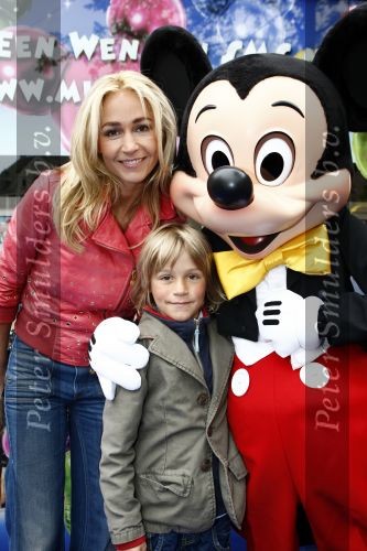 Amsterdam 28 april 2009
Wendy v Dijk opent etalage bij de bijenkorf met alle mickey Mouse oren voor aktie tbv doe een wens. Sem en haar broek Mike zijn erbij aanwezig.
Peter Smulders bv