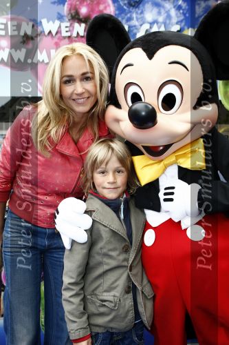 Amsterdam 28 april 2009
Wendy v Dijk opent etalage bij de bijenkorf met alle mickey Mouse oren voor aktie tbv doe een wens. Sem en haar broek Mike zijn erbij aanwezig.
Peter Smulders bv