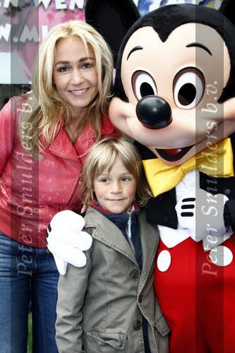 Amsterdam 28 april 2009
Wendy v Dijk opent etalage bij de bijenkorf met alle mickey Mouse oren voor aktie tbv doe een wens. Sem en haar broek Mike zijn erbij aanwezig.
Peter Smulders bv