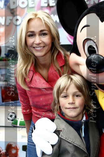 Amsterdam 28 april 2009
Wendy v Dijk opent etalage bij de bijenkorf met alle mickey Mouse oren voor aktie tbv doe een wens. Sem en haar broek Mike zijn erbij aanwezig.
Peter Smulders bv