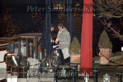 Amsterdam 22 november 2007
Daphne Bunskoek viert haar verjaardag met vrienden en Wessel v Diepen op een boot . Ook krijgt ze van vrienden een nieuwe fiets omdat haar oude fiets afgelopen week gestolen is.
