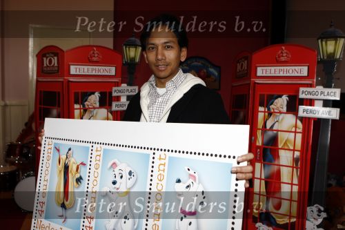 Zeist 26 maart 2008
Presentatie postzegels 101 dalmatiers bij Wibi Soejadi in zijn huis.
Peter Smulders bv