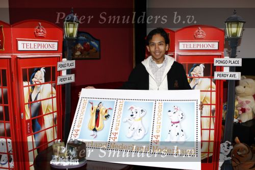 Zeist 26 maart 2008
Presentatie postzegels 101 dalmatiers bij Wibi Soejadi in zijn huis.
Peter Smulders bv