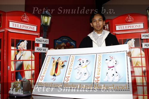 Zeist 26 maart 2008
Presentatie postzegels 101 dalmatiers bij Wibi Soejadi in zijn huis.
Peter Smulders bv