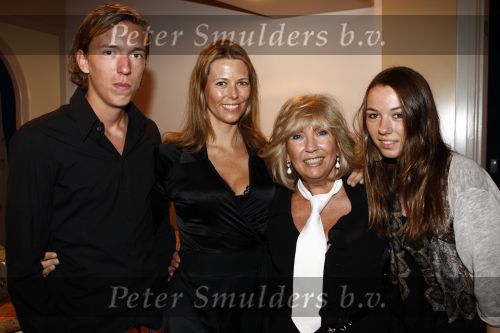 Hilversum 11 januari 2009
Willeke Alberti foundation bij studio 21. Willeke met dochter Danielle van t schip en haar kleinkinderen
Peter Smulders bv