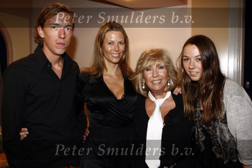 Hilversum 11 januari 2009
Willeke Alberti foundation bij studio 21. Willeke met dochter Danielle van t schip en haar kleinkinderen
Peter Smulders bv