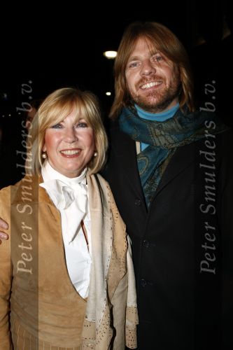 Bussum 25 februari 2008
Premiere Simone Kleinsma in het spant in bussum.   Willeke Alberti met de man/vriend van Robert Long Kristof  
Peter Smulders bv