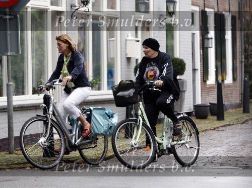 Vreeland 12 september 2008
Willeke v Ammelrooy met een vriendin aan het fietsen.