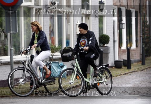 Vreeland 12 september 2008
Willeke v Ammelrooy met een vriendin aan het fietsen.