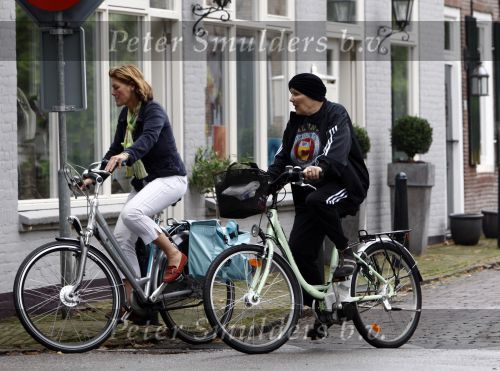 Vreeland 12 september 2008
Willeke v Ammelrooy met een vriendin aan het fietsen.