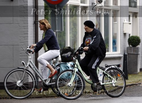 Vreeland 12 september 2008
Willeke v Ammelrooy met een vriendin aan het fietsen.