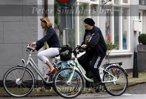 Vreeland 12 september 2008
Willeke v Ammelrooy met een vriendin aan het fietsen.