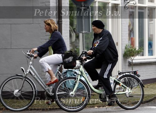 Vreeland 12 september 2008
Willeke v Ammelrooy met een vriendin aan het fietsen.